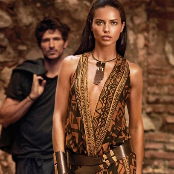 Adriana Lima: Αισθησιακή στην νέα καμπάνια του οίκου Donna Karan