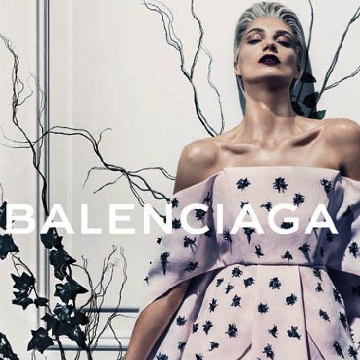 H Daria Werbowy ποζάρει για τον οίκο Balenciaga
