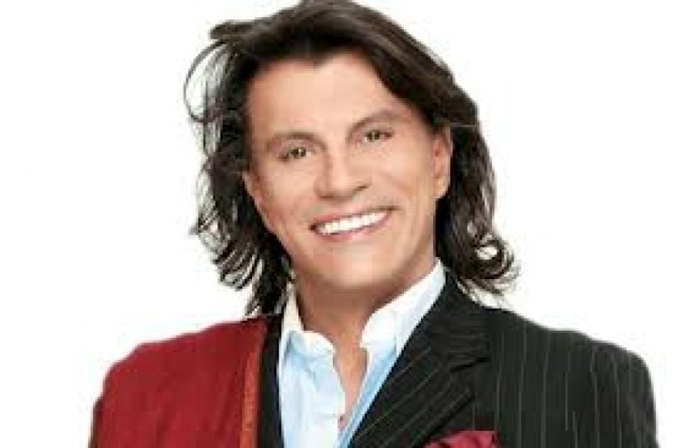 Ποιός είναι ο γυμνός άντρας στην παρέα του Ηλια Ψινάκη;