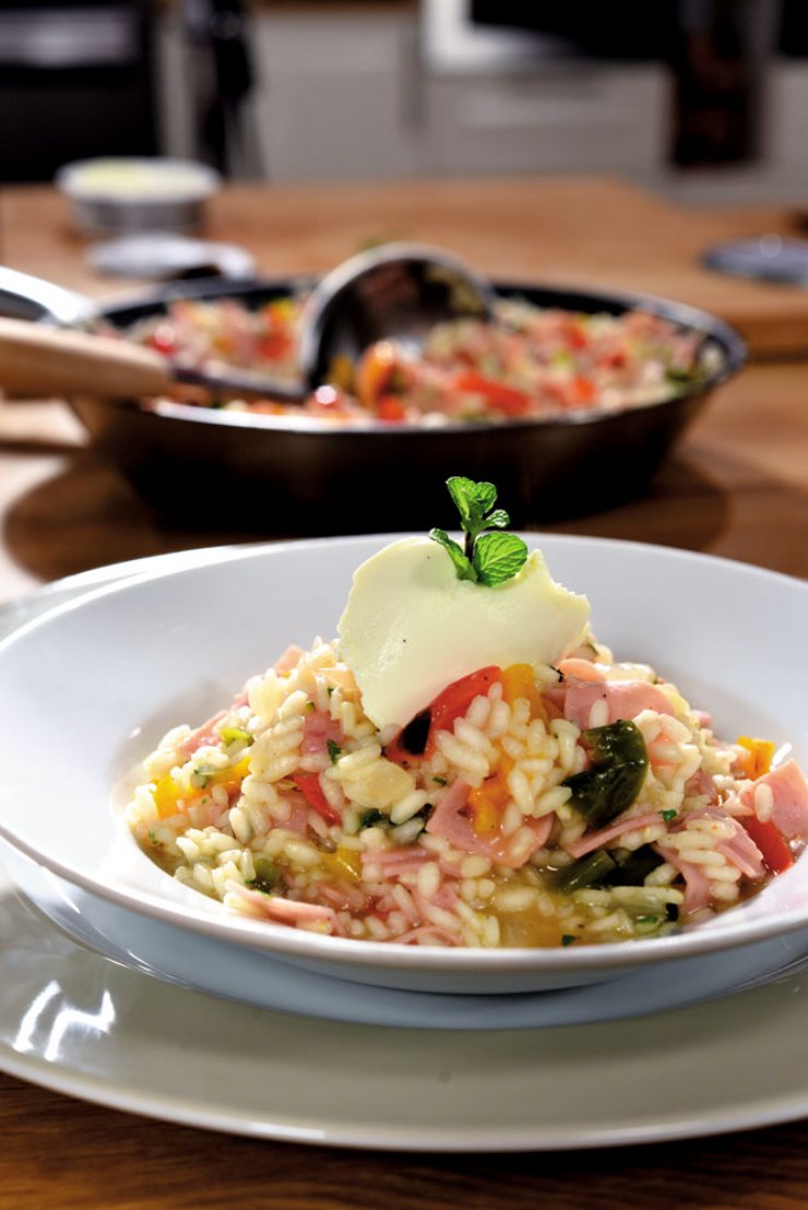 Ριζότο με πολύχρωμες πιπεριές και φρέσκα μυρωδικά