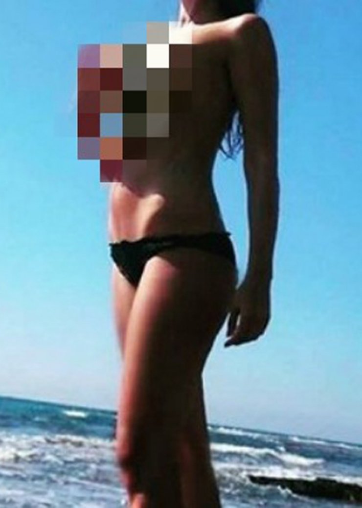 Γνωστό μοντέλο περπατούσε τόπλες σε παραλία της Πάφου [εικόνα]