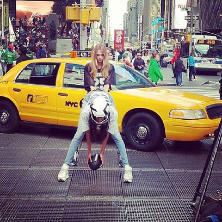 Η Cara Delevingne και η Jourdan Dunn παίζουν ποδόσφαιρο