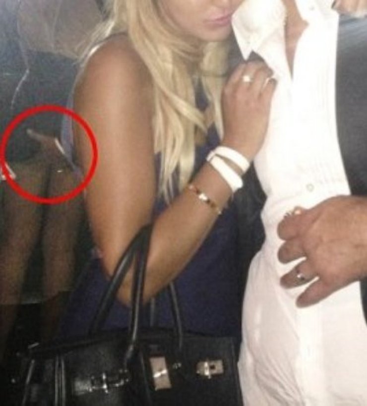 Ποιον παντρεμένο τραγουδιστή «συνέλαβε» ο φωτογραφικός φακός να βάζει χέρι σε θαυμάστρια;