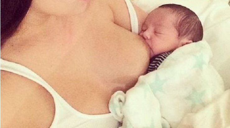 Ακομπλεξάριστη: Σύζυγος Κύπριου επιχειρηματία πόσταρε φωτό που θηλάζει τον 14 ημερών γιό τους