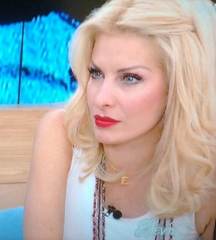 Η Μενεγάκη στα 44 της είναι μια ερωτευμένη και ανασφαλής γυναίκα