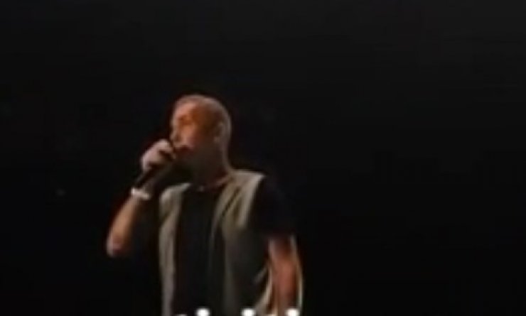 Video Στέλιος Ρόκκος: Του έριξαν παγάκι στο κεφάλι και διέκοψε την συναυλία του στην Λάρνακα