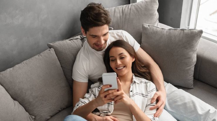 Τι είναι αυτό που μας κάνει να θέλουμε να προβάλλουμε τη σχέση στα social media; 