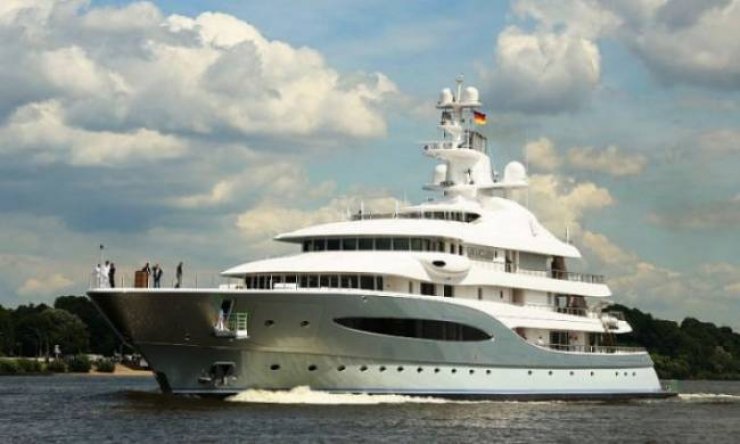 Ένας από τους πλουσιότερους ανθρώπους κάνει διακοπές στην Ελλάδα