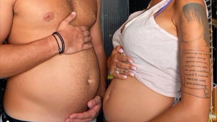 Ότι πιο γλυκό είδαμε σήμερα: Ο σύζυγος εγκυμονούσας Κύπριας ποζάρει μαζί της με φουσκωμένη κοιλιά!