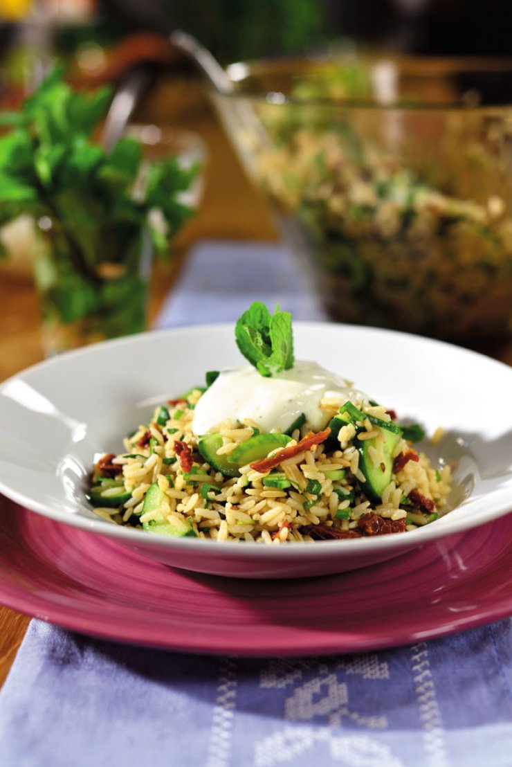 Σαλάτα με ρύζι, λιαστές τομάτες, φρέσκο κρεμμυδάκι και αγγουράκια