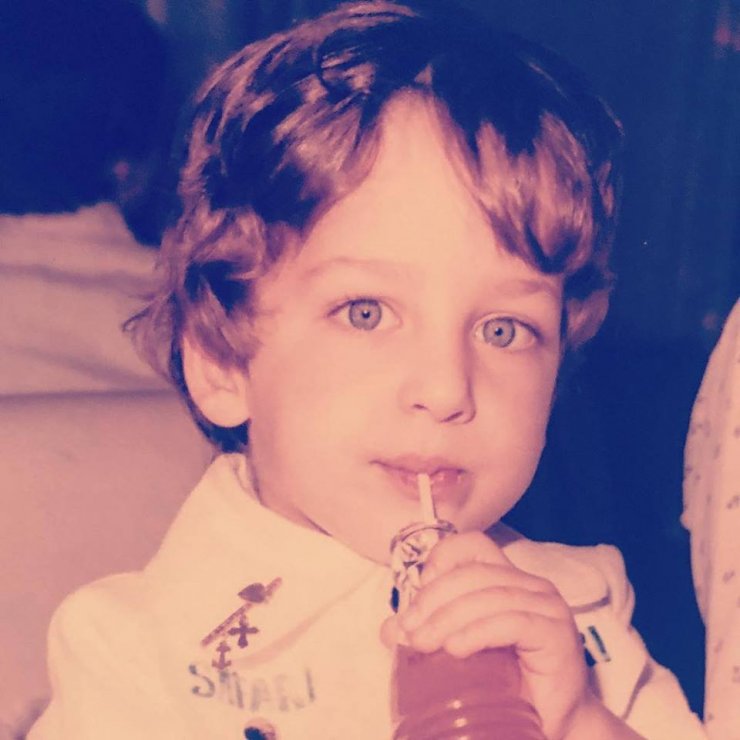 Ποιος επώνυμος Κύπριος είναι το αγοράκι στη φωτογραφία;