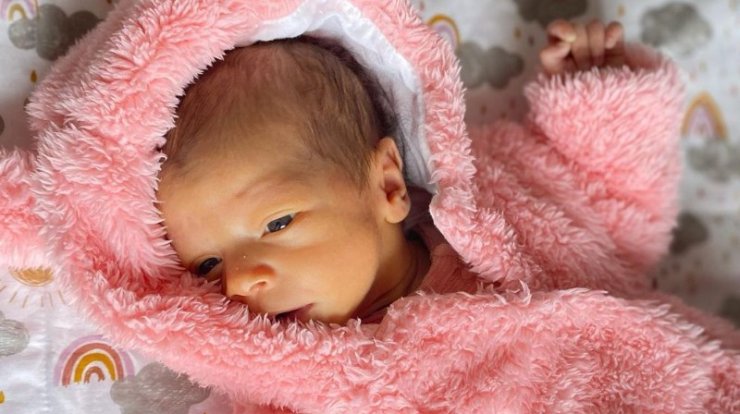 Zευγάρι της κυπριακής showbiz αποκάλυψε το πρόβλημα υγείας της νεογέννητης κόρης τους [εικόνες]