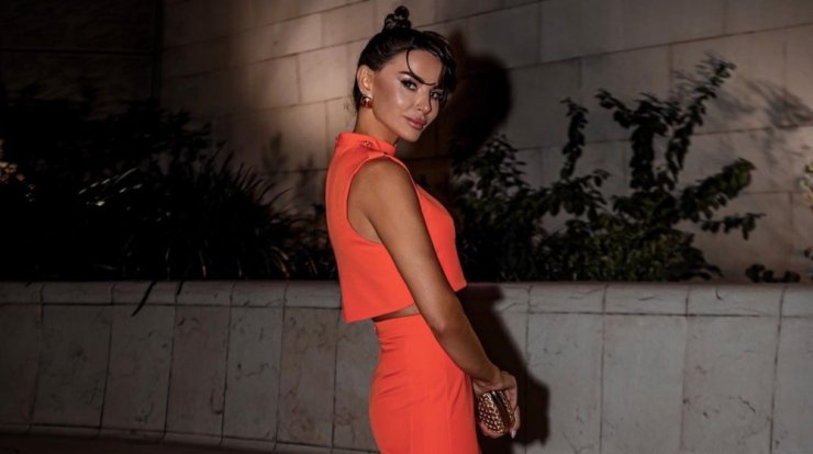 Ramona Filip: Το χρώμα κραγιόν που φοράει στις καλοκαιρινές της βόλτες