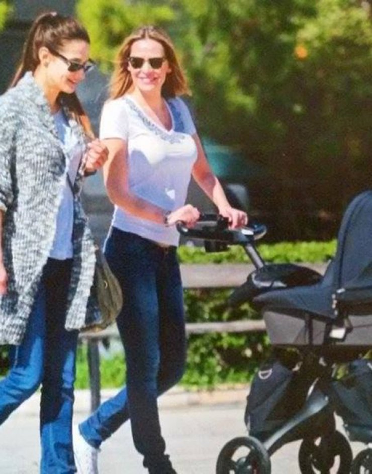 Υβόννη Μπόσνιακ: Πρώτη βόλτα με την μικρή Ελένη [εικόνες]