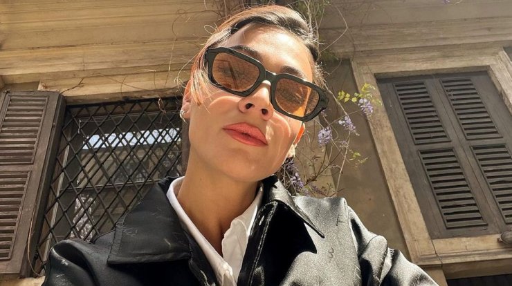 Ήβη Αδάμου: Με την κόρη της, Ανατολή για δουλειά [εικόνα]