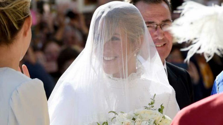 Η Ellie Goulding κατάφερε να "κλέψει" τις εντυπώσεις και με τα δυο νυφικά της!