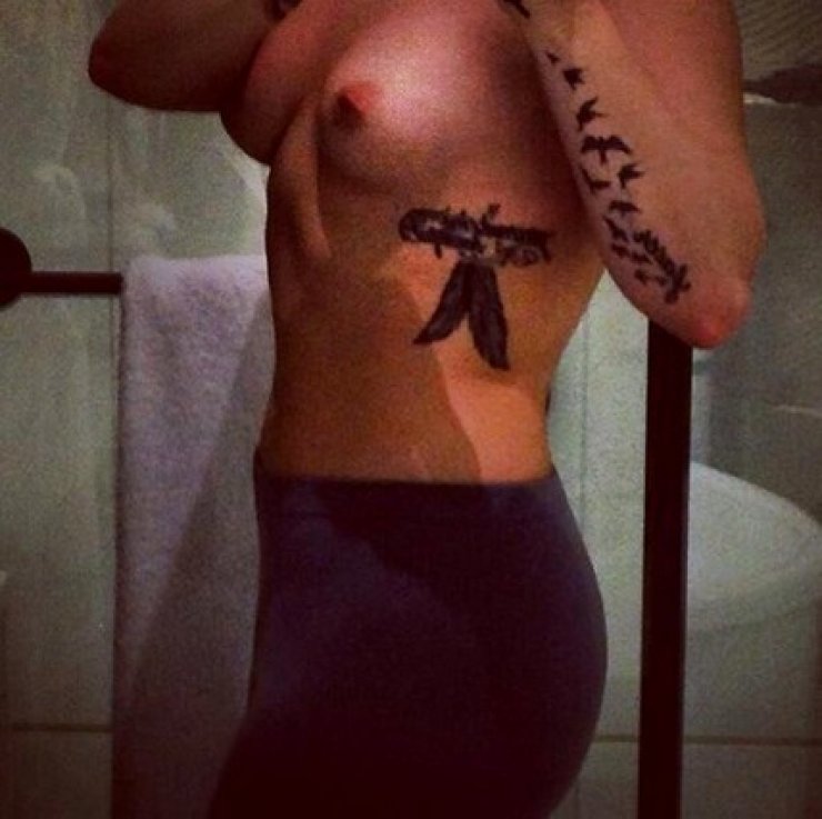 Χαμός: Διέρρευσαν ολόγυμνες φωτό διάσημης τραγουδίστριας