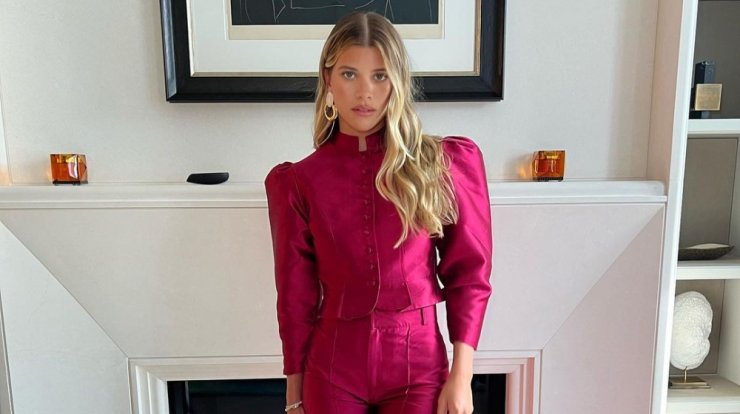 Sofia Richie Grainge: Επαναφέρει το hot trend που συνδυάζει κραγιόν με κονσίλερ στα χείλη