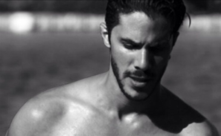 Νίκος Οικονομόπουλος: Δείτε τον για πρώτη φορά με μαγιό! [εικόνα]