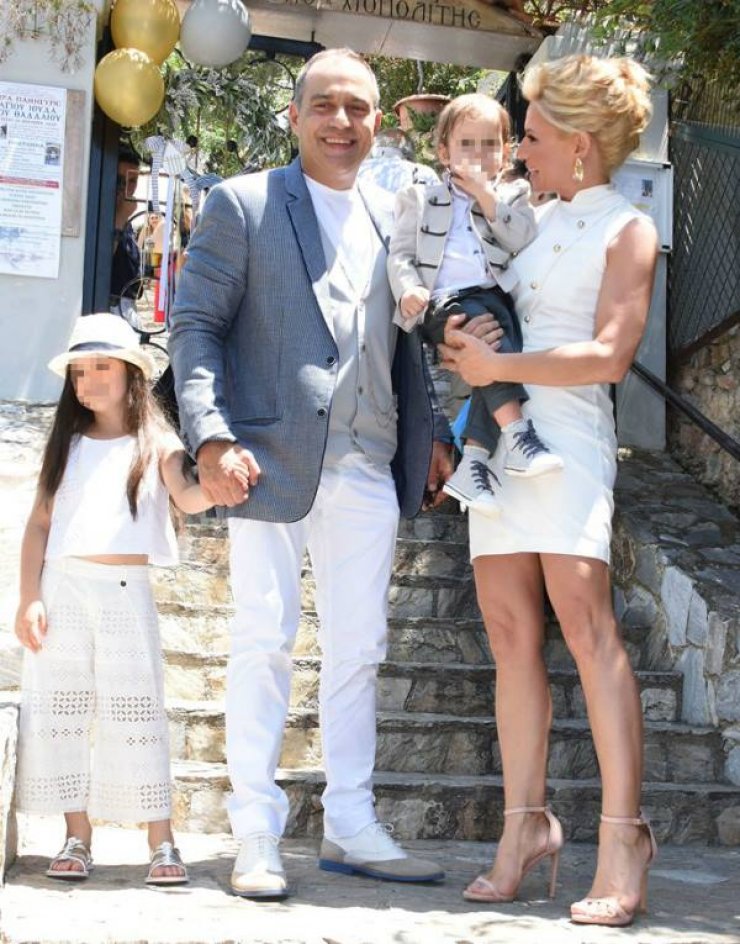 Η συγκίνηση και τα δάκρυα της Κατερίνας Καραβάτου και του Κρατερού Κατσούλη για την βάφτιση του γιου τους [εικόνες & βίντεο]