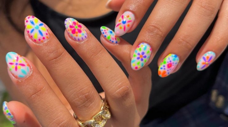 Colorful nail art: Η τάση με τα ζωηρά χρώματα και διαφορετικά σχέδια στο κάθε νύχι