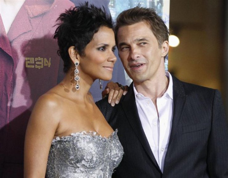 Ξύλο με τους παπαράτσι έπαιξαν Χάλι Μπέρι και Ολιβιέ Μαρτίνεζ [βίντεο]