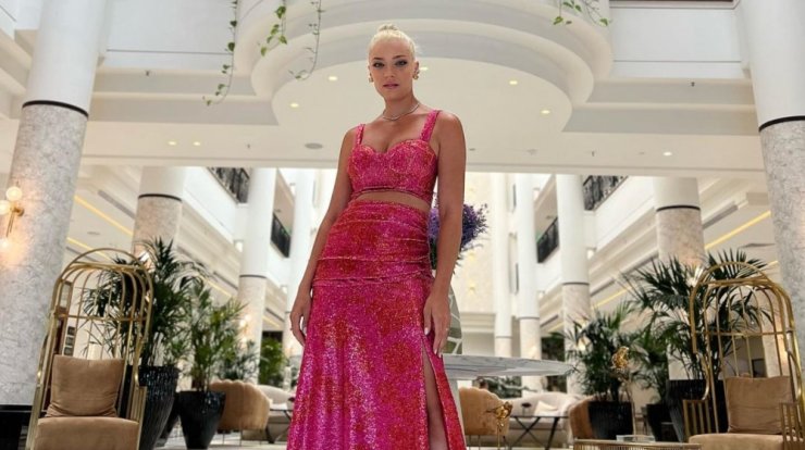 Άντρη Καραντώνη: Το trendy χτένισμα που έκανε είναι ιδανικό για την υγρασία