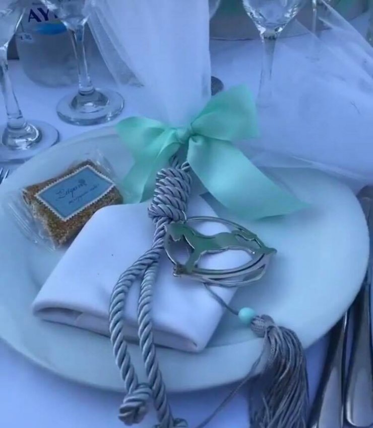 Επώνυμο ζευγάρι της ελληνικής showbiz βάφτισε το γιο του! [εικόνες]