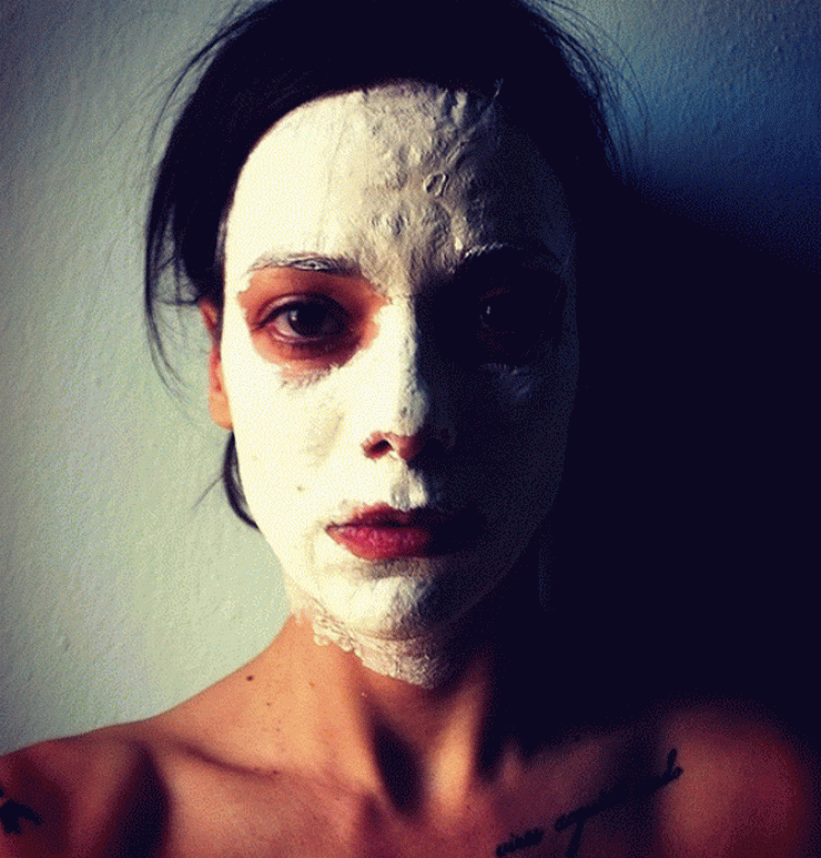 Αναγνωρίζεις την Ελληνίδα ηθοποιό πίσω από την μάσκα ομορφιάς;