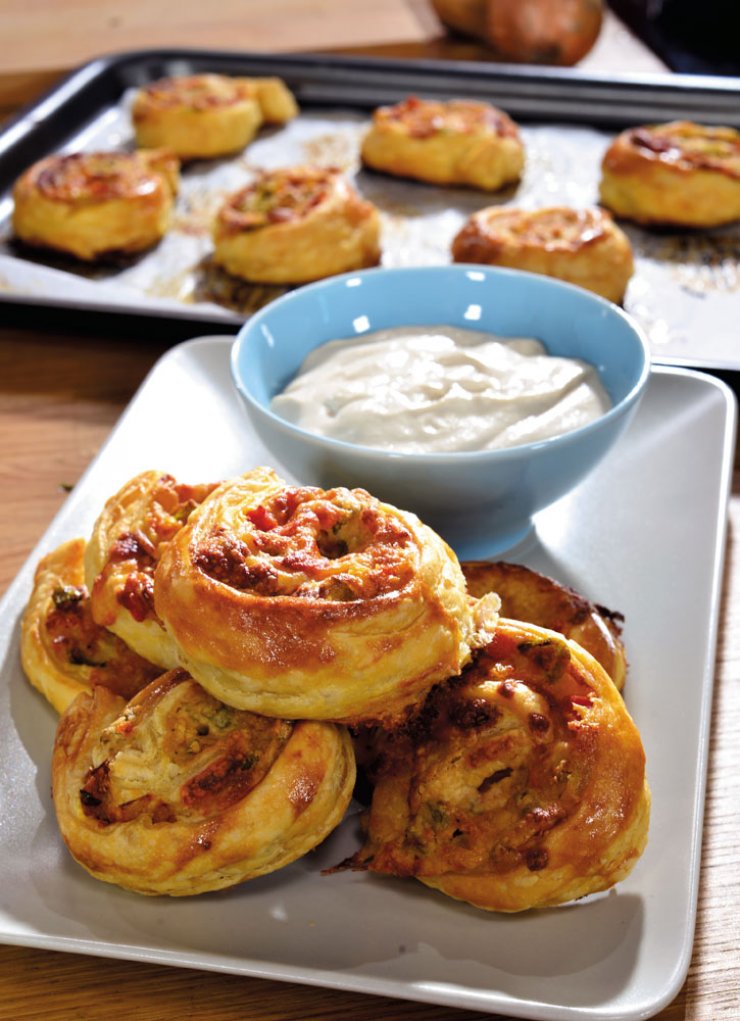 Ρολάκια με πολύχρωμες πιπεριές και σαλάτα ταχίνι