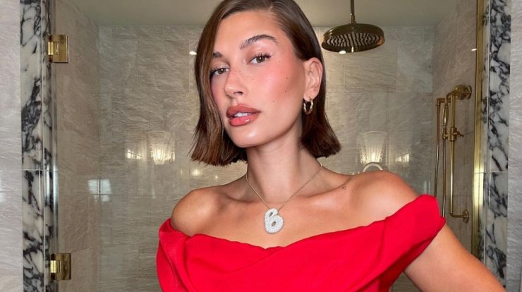 Strawberry make-up: Το φρέσκο και καθημερινό make-up look που μας προτείνει η Hailey Bieber 