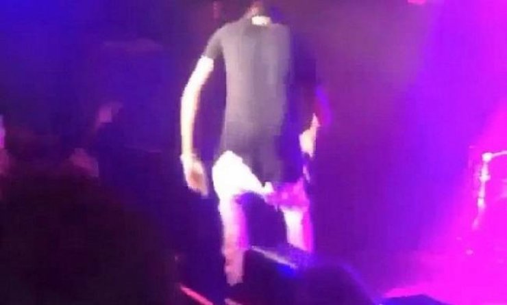 Τραγουδιστής έπεσε αναίσθητος στη σκηνή! Άγνωστα τα αίτια [βίντεο]