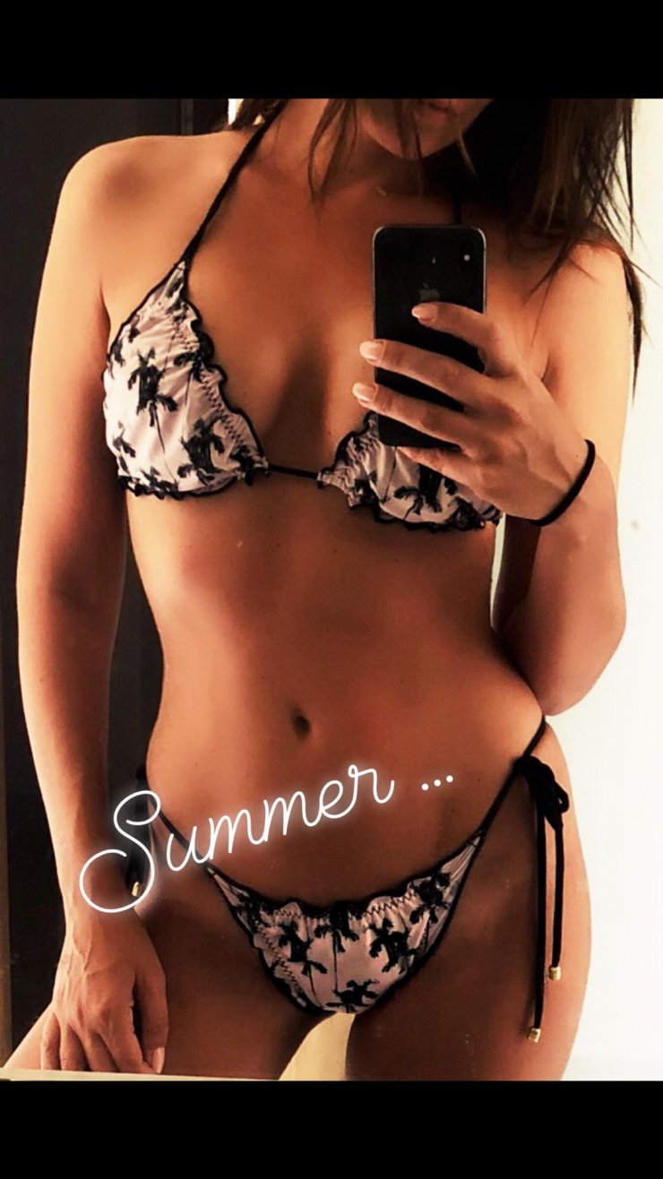 Επώνυμη Ελληνίδα ποζάρει με σέξι μπικίνι λίγες ημέρες πριν από το γάμο της