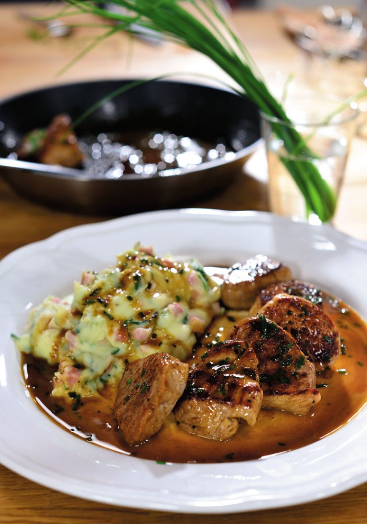 Χοιρινά φιλέτα με πουρέ πατάτας, λάχανο και ζαμπόν