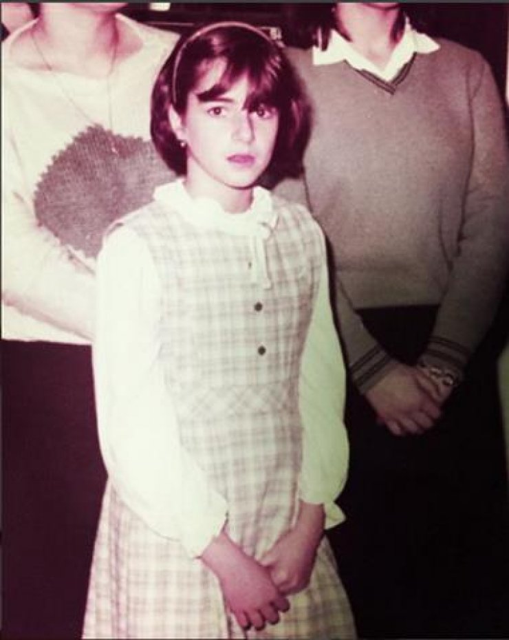 Η ξανθιά Ελληνίδα παρουσιάστρια αγνώριστη σε παιδική ηλικία!