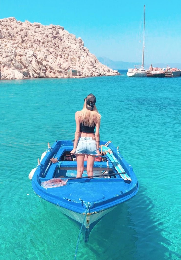 Επώνυμη Κύπρια κάνει διακοπές στη Σύμη και εντυπωσιάζει! [εικόνες]