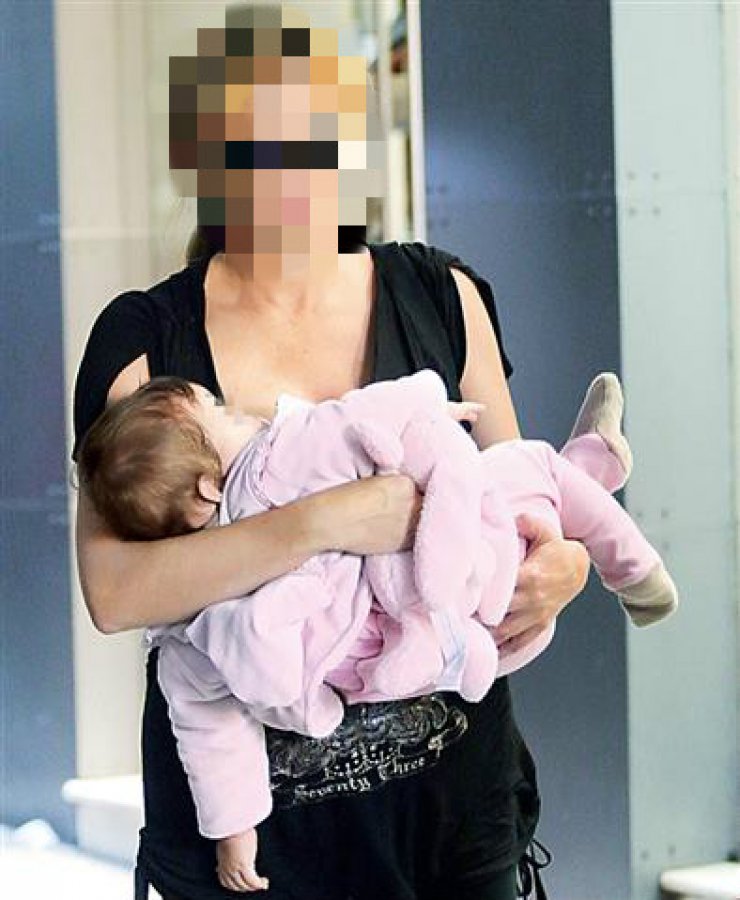 Ελληνίδα ηθοποιός θηλάζει δημοσίως την λίγων μηνών κόρη της