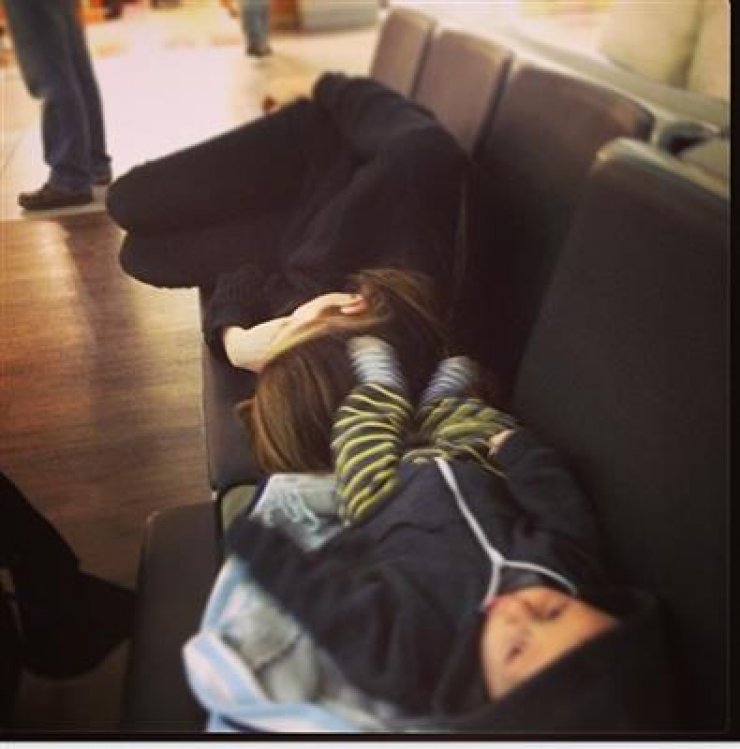 Η Σοφία Καρβέλα με τον γιο της περιμένοντας το αεροπλάνο για Ελλάδα