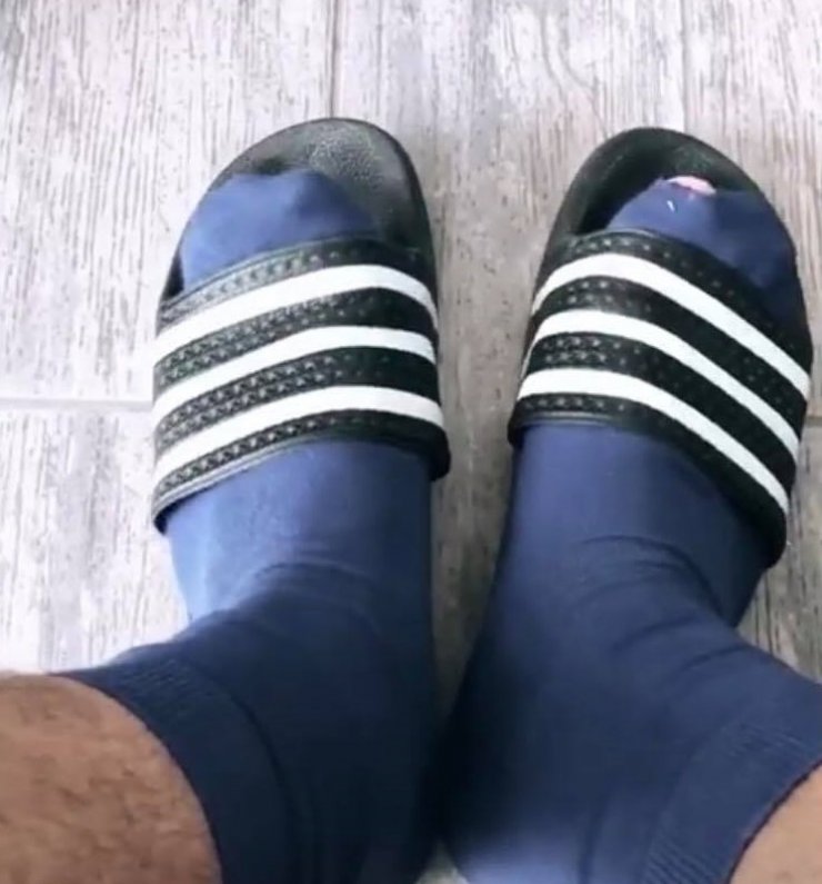 Πρόσωπο της κυπριακής τηλεόρασης πήγε δουλειά με τρύπιες κάλτσες!