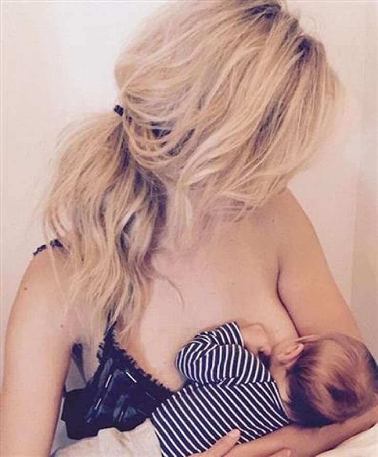 H φωτογραφία της στο instagram την ώρα που θηλάζει το νεογέννητο μωρό της και το μήνυμά της