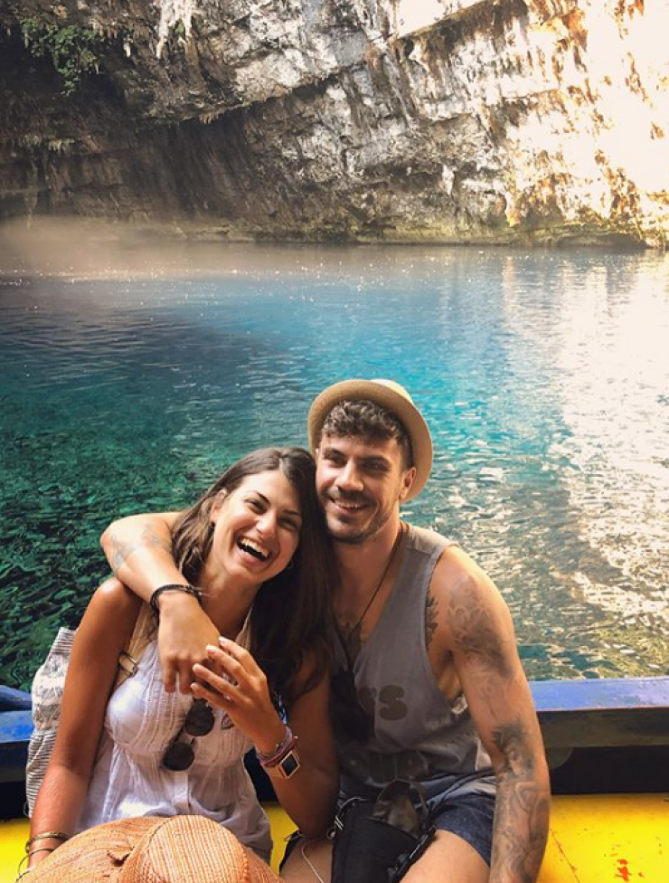 Άκης Πετρετζίκης: Full ερωτευμένος με τη νέα του σύντροφο που δεν μπορεί ούτε στιγμή μακριά της!