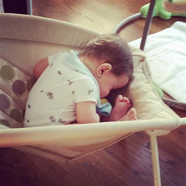 Το μωράκι ελληνίδας celebrity, το πήρε ο ύπνος στο καθισματάκι του