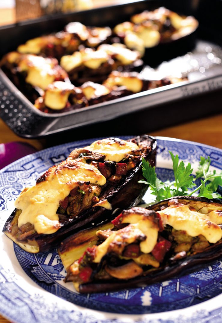 Μελιτζάνες γεμιστές με μανιτάρια, σαλάμι και κρεμώδη σάλτσα