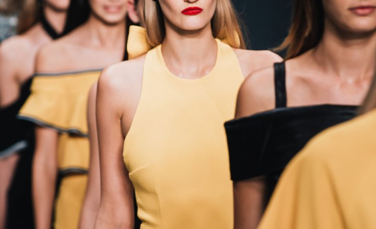 Αυτό το φθινόπωρο συνδύασε το κίτρινο μαζί με το μαύρο