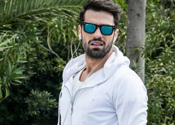 Με την οικογένεια και τους φίλους του στο νέο του video clip!