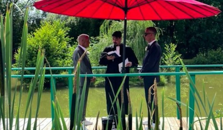 Έλληνας γιατρός παντρεύτηκε τον σύντροφό του στην Γαλλία: Εικόνες από το γαμήλιο γλέντι και βίντεο με  drag show