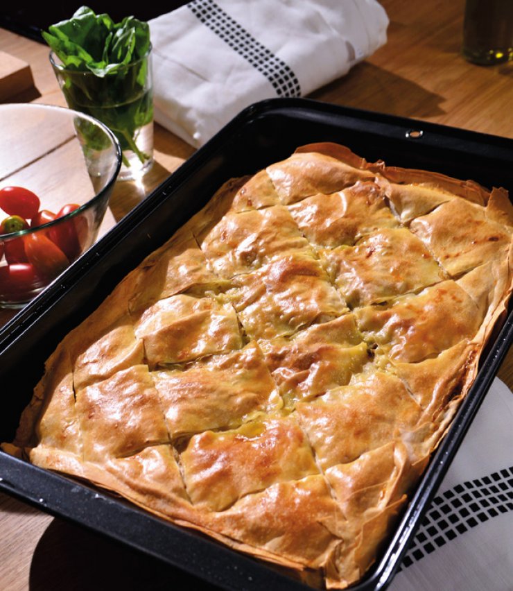 Εύκολη κοτόπιτα με χοντρό φύλλο με ελαιόλαδο