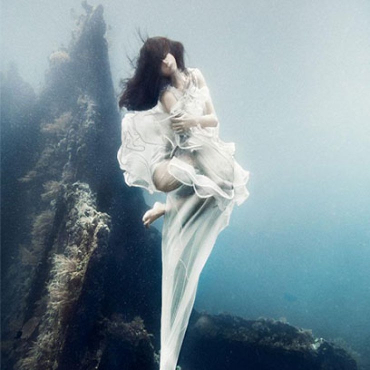 Φωτογράφιση μόδας 25 μέτρα κάτω από τη θάλασσα