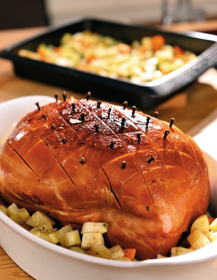 Καπνιστή γαλοπούλα με γαρύφαλλο και ρίζες στον φούρνο