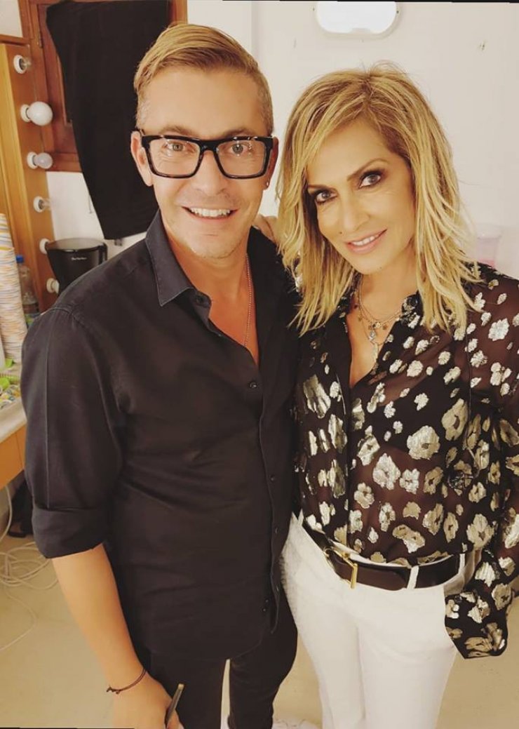 Πόσο όμορφο στιγμιότυπο! Ο Mike Ορφανίδης είχε γενέθλια και του τραγούδησε το "Happy Birthday" η Άννα Βίσση!